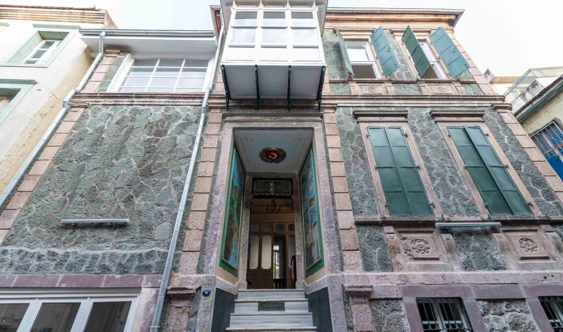 İzmir Büyükşehir Belediye Başkanı Dr. Cemil Tugay, restoredilen tarihi Ay