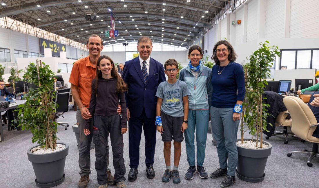 Bisikletleri ile dünya turuna çıkan beş kişilik Fransız Ravanas ailesinin