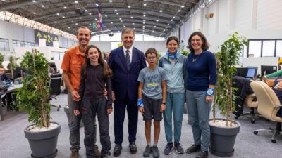 Bisikletleri ile dünya turuna çıkan beş kişilik Fransız Ravanas ailesinin