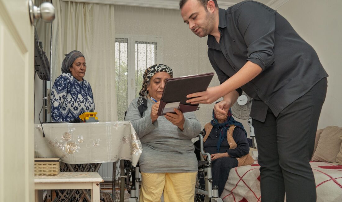 İzmir Büyükşehir Belediyesi, engelli yurttaşlara hasta yatağı, tekerlekli sandalye, baston