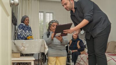 İzmir Büyükşehir Belediyesi, engelli yurttaşlara hasta yatağı, tekerlekli sandalye, baston