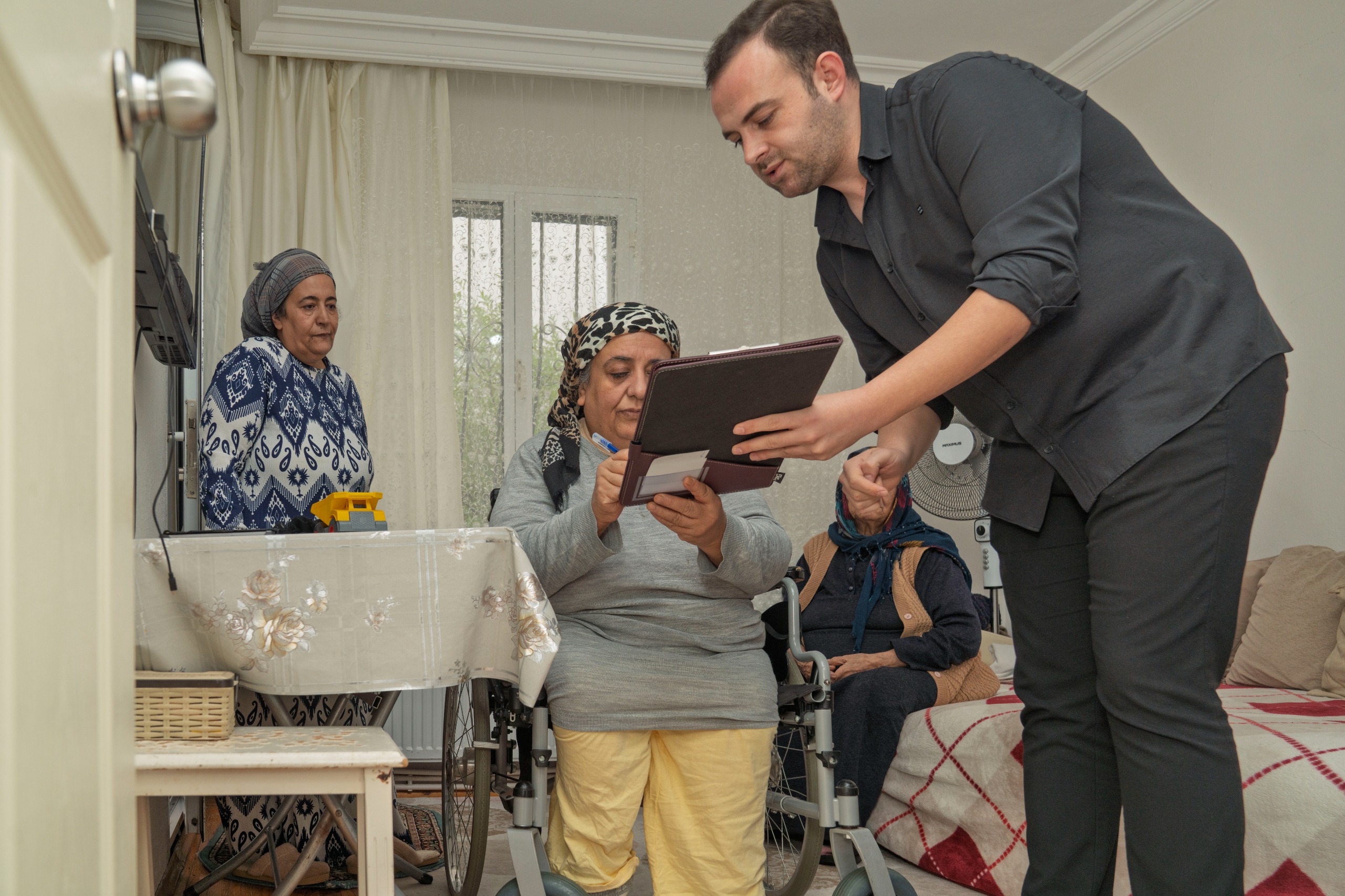 İzmir Büyükşehir Belediyesi, engelli yurttaşlara hasta yatağı, tekerlekli sandalye, baston