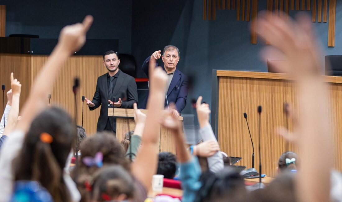 Başkan Tugay, İzmir Çocuk Meclisi üyeleriyle buluşarak şehri birlikte yönetmeye