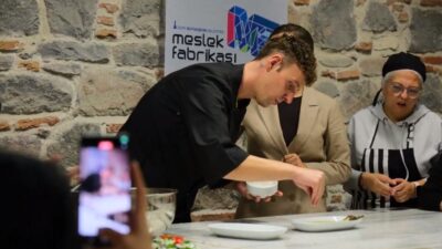 Şef Rıfat Yurttaş, İzmir Büyükşehir Belediyesi’nin pastacı çıraklığı kursundan mezun