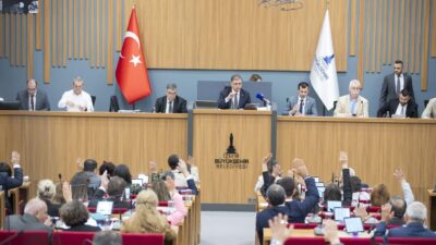 2026–2028 bütçesi oy çokluğuyla kabul edildi. Afet yönetiminden ulaşıma, tünel