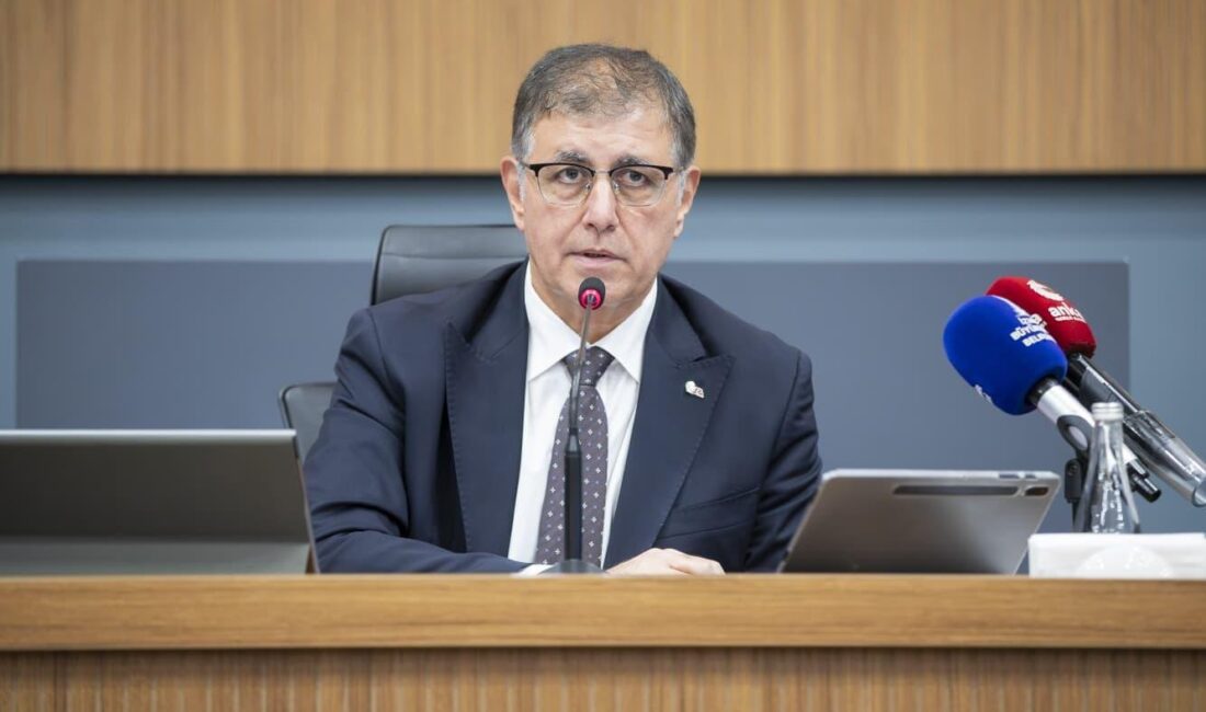 İzmir Büyükşehir Belediye Başkanı Cemil Tugay, meclis tartışmalarının ortasında huzurevi