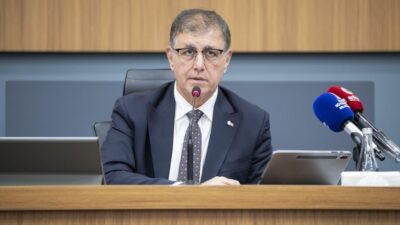 İzmir Büyükşehir Belediye Başkanı Cemil Tugay, meclis tartışmalarının ortasında huzurevi