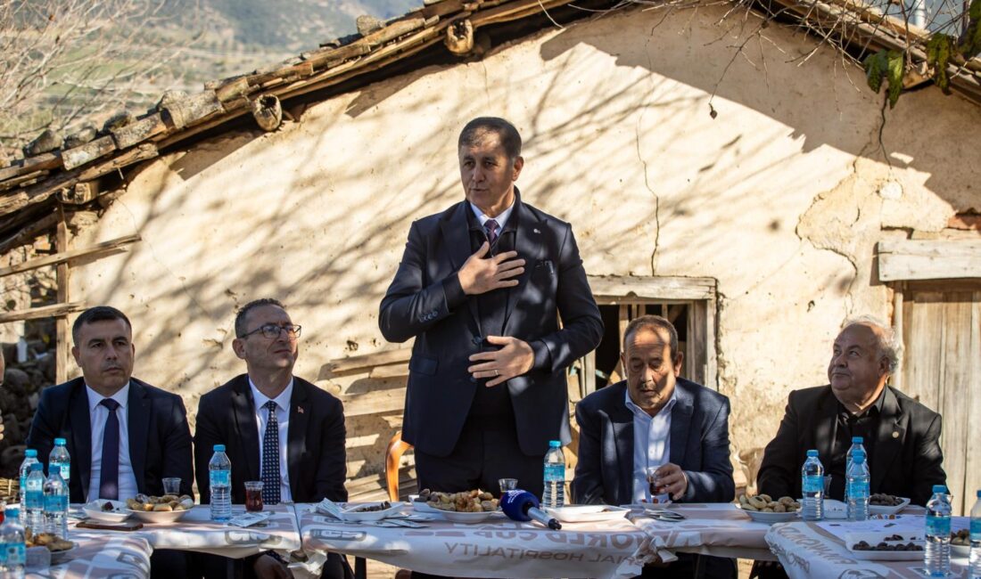 İzmir Büyükşehir Belediye Başkanı Cemil Tugay, Beydağ’daki saha turunda üreticilere