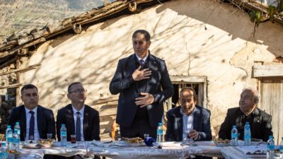 İzmir Büyükşehir Belediye Başkanı Cemil Tugay, Beydağ’daki saha turunda üreticilere