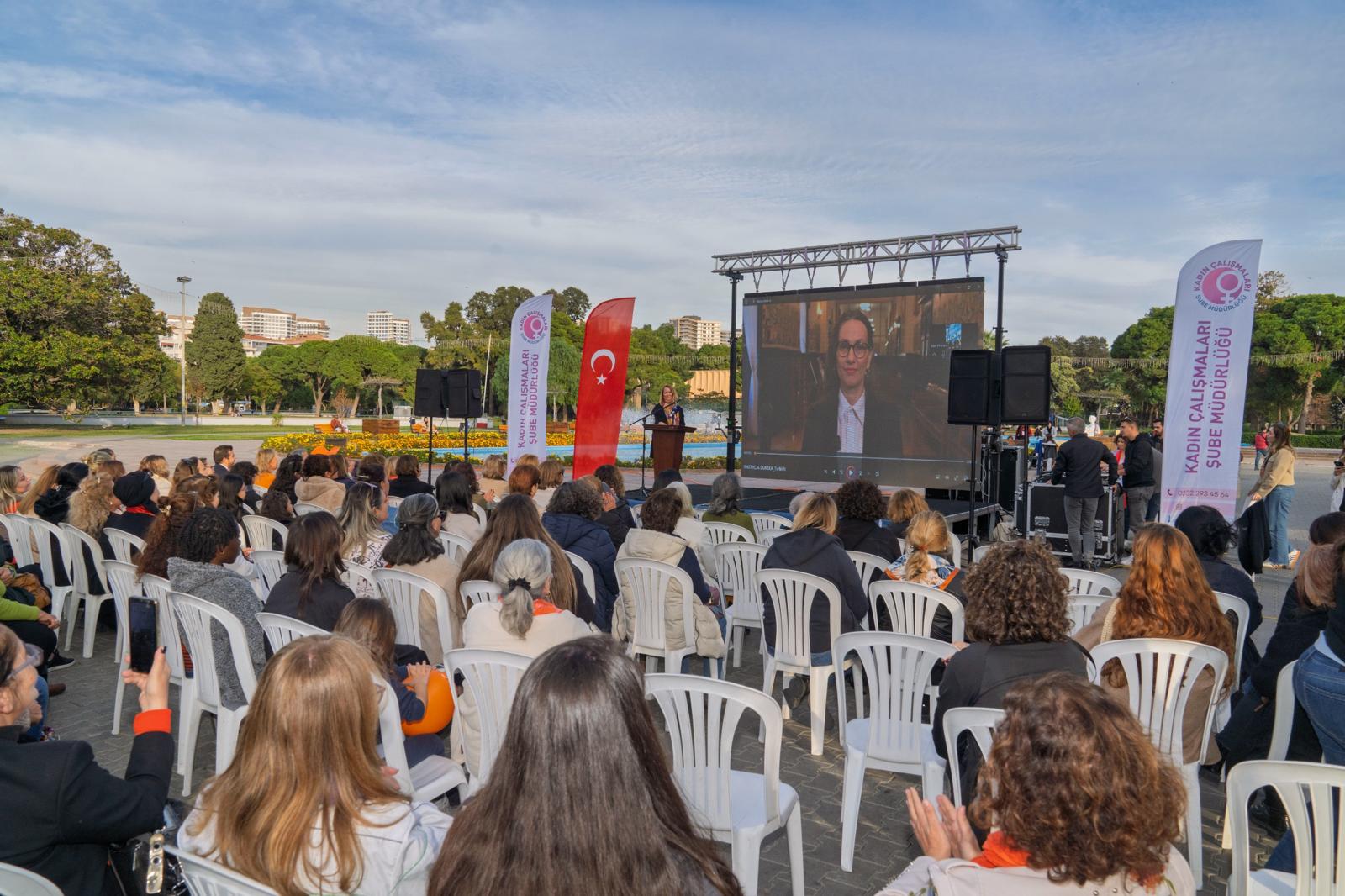Kültürpark’ta toplanan kadınlara, uluslararası isimler şiddete karşı birlik mesajı göndererek
