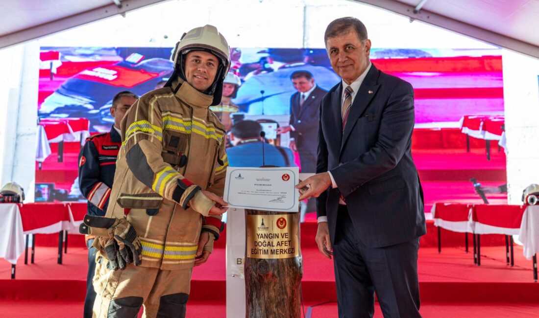Başkan Tugay, genç itfaiyecilere “Bu şehir artık size emanet” sözleriyle