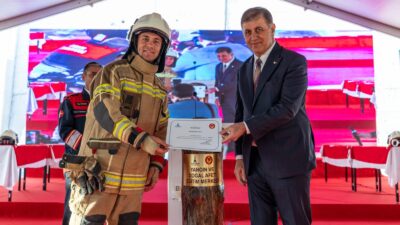 Başkan Tugay, genç itfaiyecilere “Bu şehir artık size emanet” sözleriyle