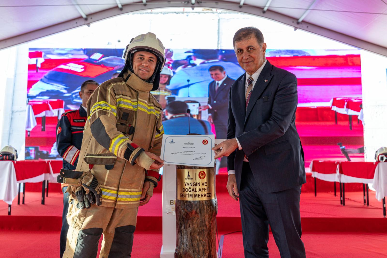 Başkan Tugay, genç itfaiyecilere “Bu şehir artık size emanet” sözleriyle