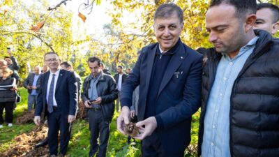 İzmir Büyükşehir Belediye Başkanı Dr. Cemil Tugay, Beydağ’da üreticilerle buluştu.
