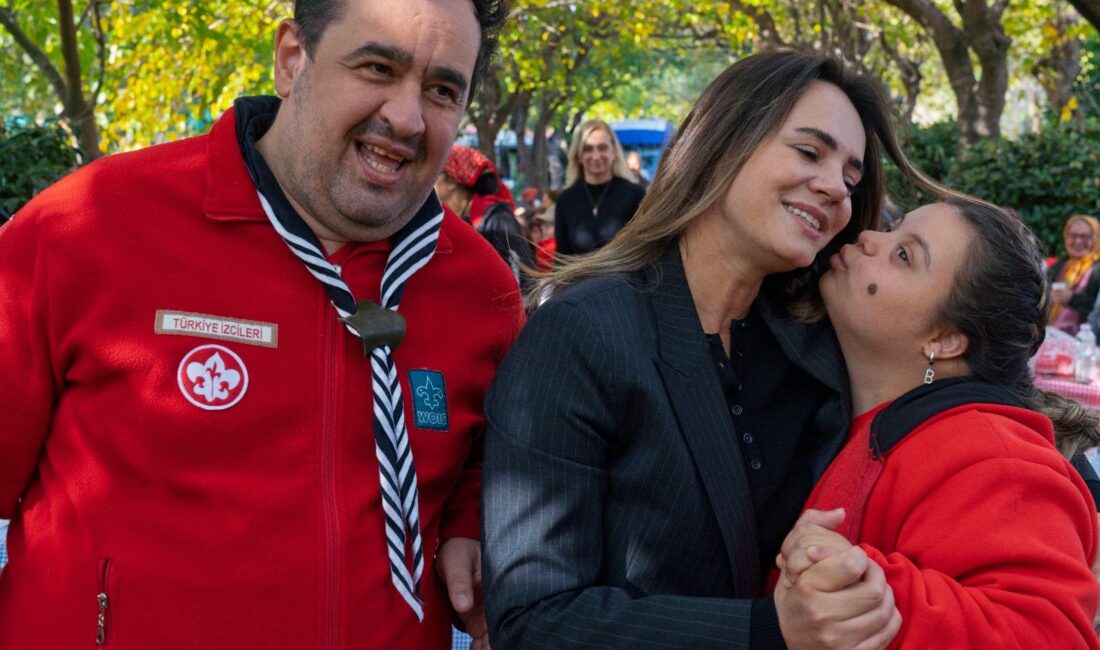 İnciraltı Engelli Hizmet Merkezi’ndeki izci sofrasına katılan Öznur Tugay, gençlerle