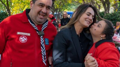 İnciraltı Engelli Hizmet Merkezi’ndeki izci sofrasına katılan Öznur Tugay, gençlerle