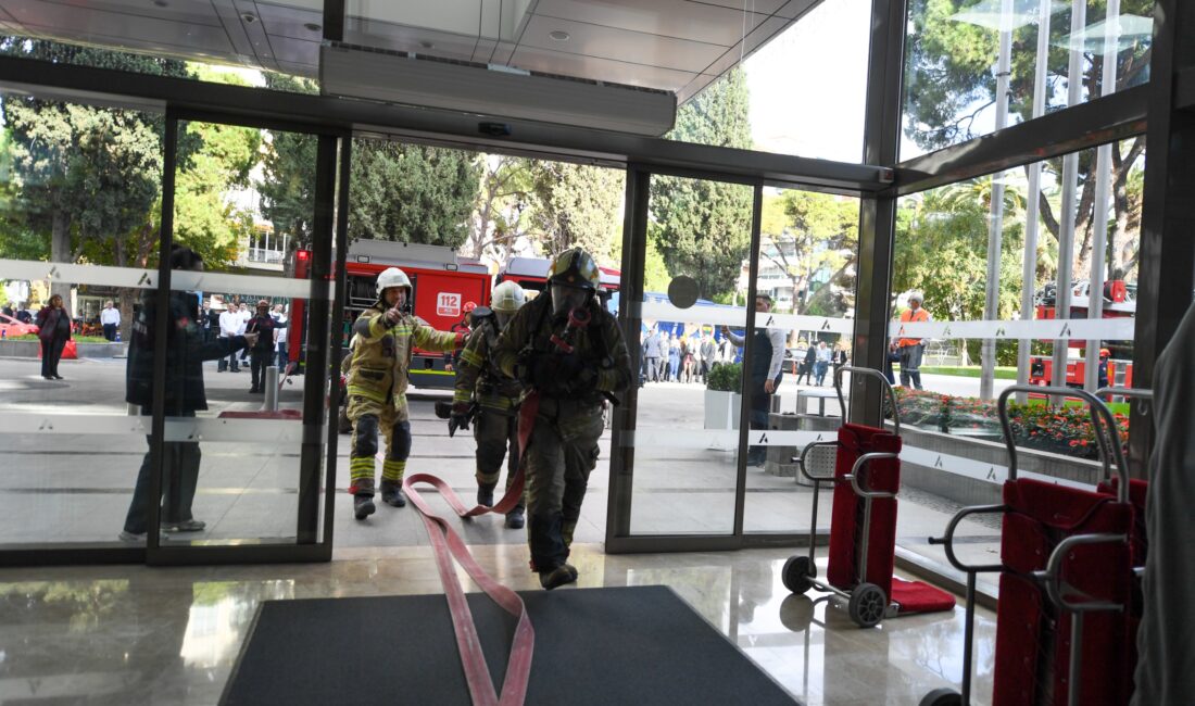 İzmir İtfaiyesi’nin gerçeğini aratmayan tatbikatında, yangın çıkan salon tahliye edildi,