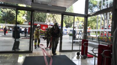 İzmir İtfaiyesi’nin gerçeğini aratmayan tatbikatında, yangın çıkan salon tahliye edildi,