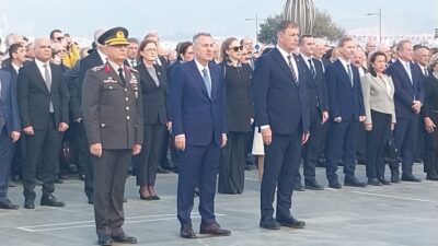10 Kasım'da Atatürk'ü anma etkinlikleri Cumhuriyet Meydanı'ndaki çelenk töreniyle başladı.