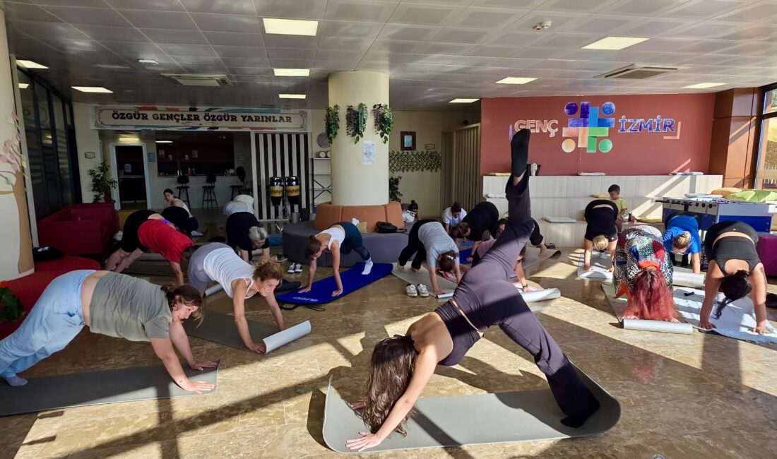 İzmir Büyükşehir Belediyesi’nin “Yoga Saati” etkinliğinde gençler bedensel esneklik kazandı,