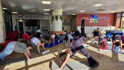 İzmir Büyükşehir Belediyesi’nin “Yoga Saati” etkinliğinde gençler bedensel esneklik kazandı,