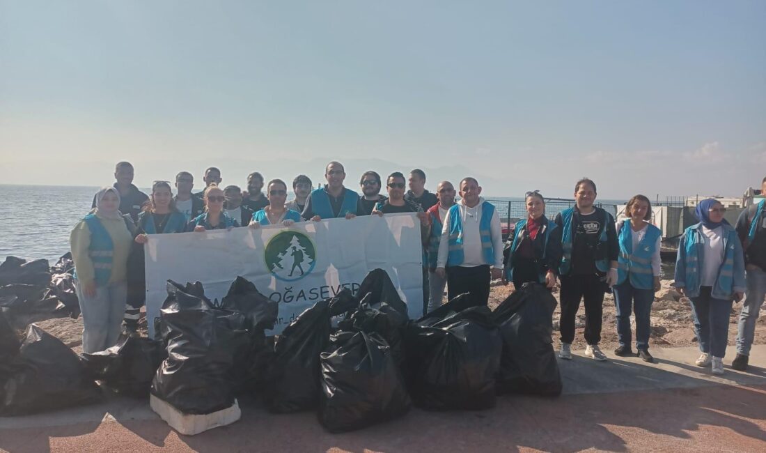 DenizTemiz Derneği, Koç Şirketler Grubu gönüllüleri ve İzmir Doğa Severler
