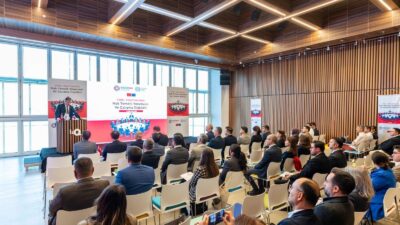 İzmir Büyükşehir Belediye Başkanı Dr. Cemil Tugay, belediyede açık ofis