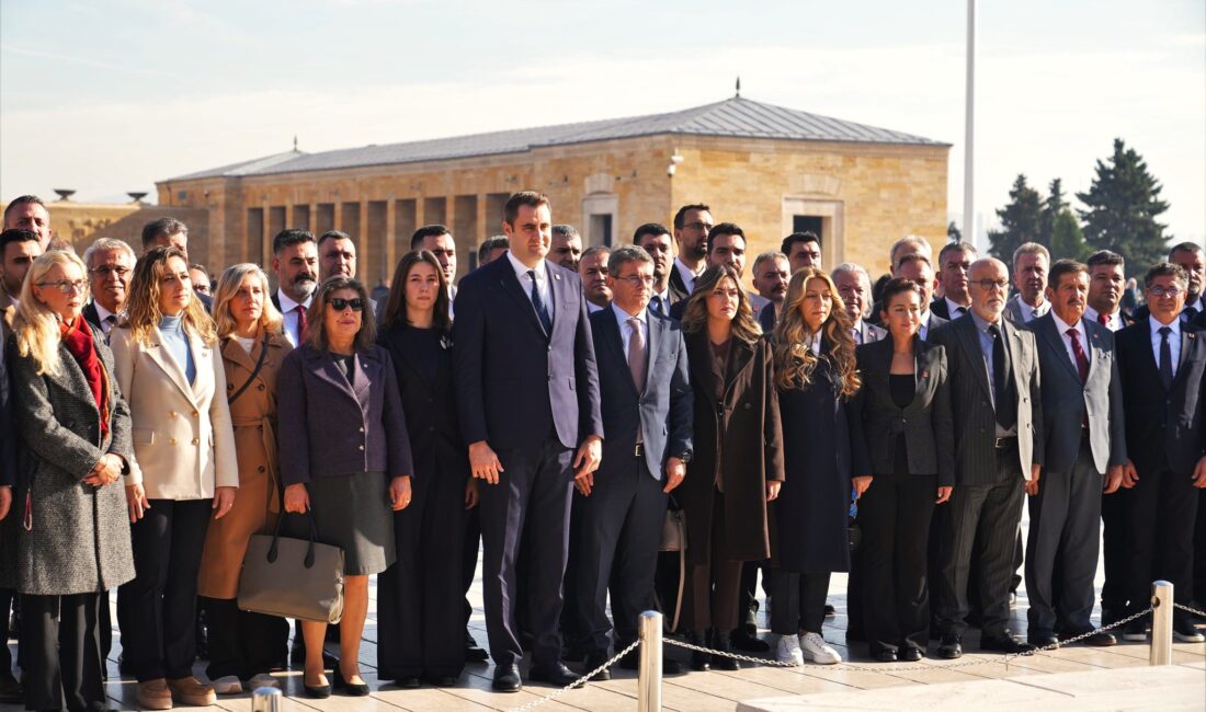 İl yönetimi ve ilçe başkanlarından oluşan CHP İzmir heyeti, Ulu