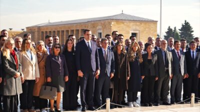 İl yönetimi ve ilçe başkanlarından oluşan CHP İzmir heyeti, Ulu