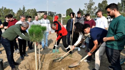 Bornova Belediyesi ve ZMO Genç işbirliğiyle 120 fıstık çamı fidanı