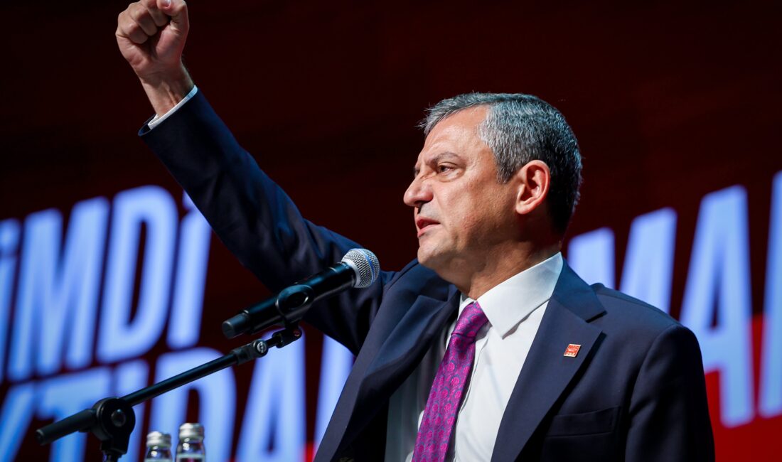 CHP lideri Özgür Özel, partisinin 39. Olağan Kurultayı'nda yaptığı konuşmada