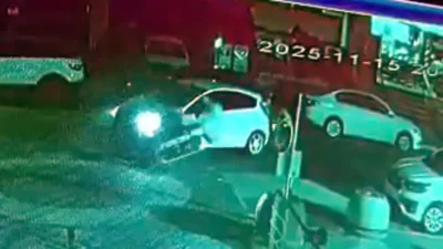 İstanbul Beylikdüzü'nde hızla ilerleyen motosiklet sürücüsü otomobile çarpıp yere savruldu.