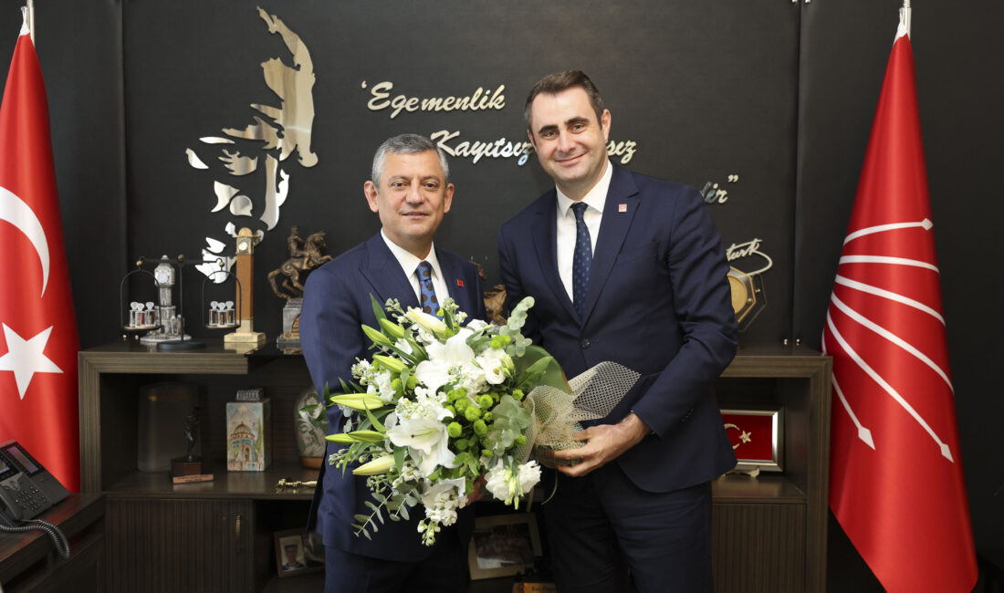 CHP Genel Başkanı Özgür Özel, partisinin İzmir İl Yönetim Kurulu