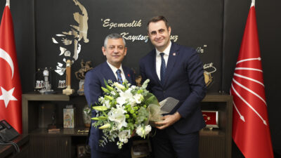 CHP Genel Başkanı Özgür Özel, partisinin İzmir İl Yönetim Kurulu