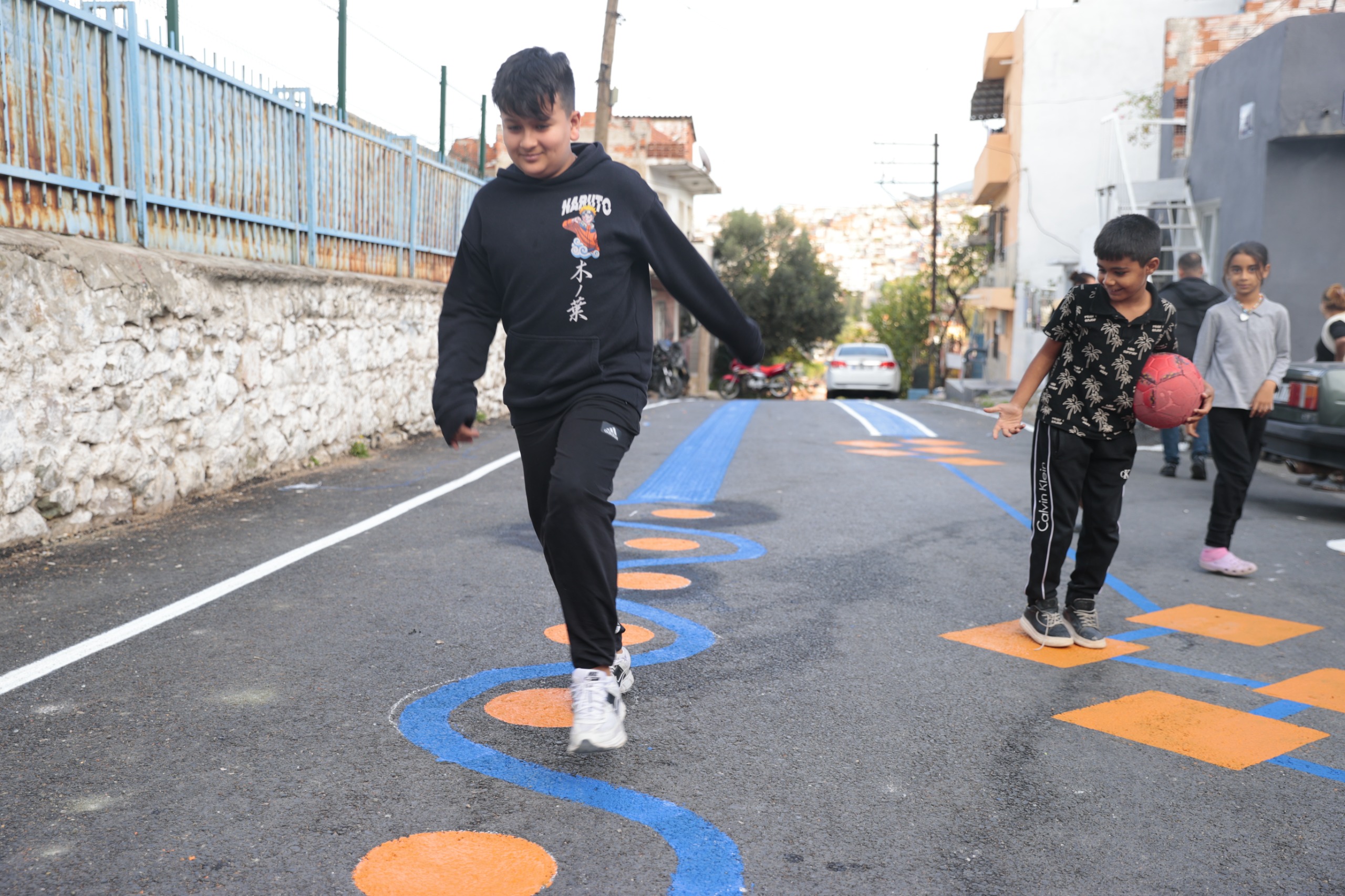 Konak Belediyesi’nin Renkli Yol Uygulaması, Yeşiltepe İlkokulu sokağında da hayat