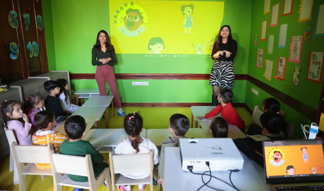 Konak Belediyesi bünyesinde faaliyet gösteren Mutlu Çocuklar Oyun Evleri’nde bulunan miniklere,