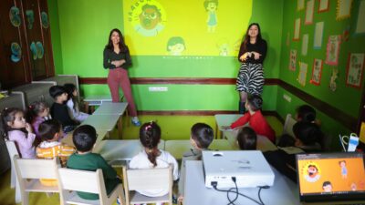 Konak Belediyesi bünyesinde faaliyet gösteren Mutlu Çocuklar Oyun Evleri’nde bulunan miniklere,