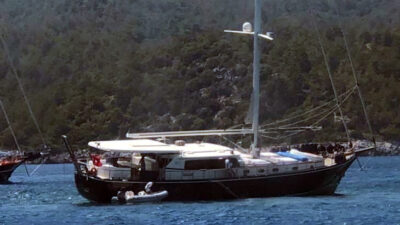 Bodrum Haremtan Koyu’nda sığlık alana giren yaklaşık 40 metrelik yelkenli,