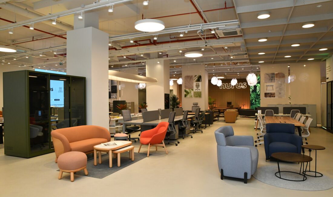 Nurus, modern ofis çözümlerini Ege’ye taşıyor. Ergonomik koltuklardan akustik kapsama