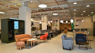 Nurus, modern ofis çözümlerini Ege’ye taşıyor. Ergonomik koltuklardan akustik kapsama