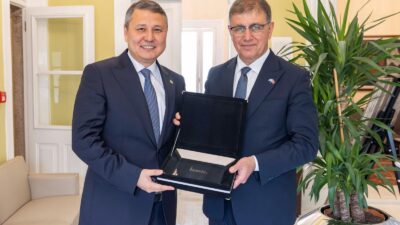 Başkan Dr. Cemil Tugay, Kazakistan heyetini Ay Yıldızlı Konak’ta ağırladı;