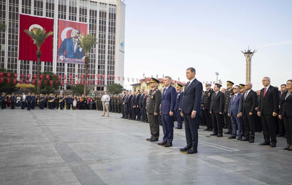 10 Kasım'da Atatürk'ü anma etkinlikleri Cumhuriyet Meydanı'ndaki çelenk töreniyle başladı.