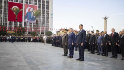 10 Kasım'da Atatürk'ü anma etkinlikleri Cumhuriyet Meydanı'ndaki çelenk töreniyle başladı.