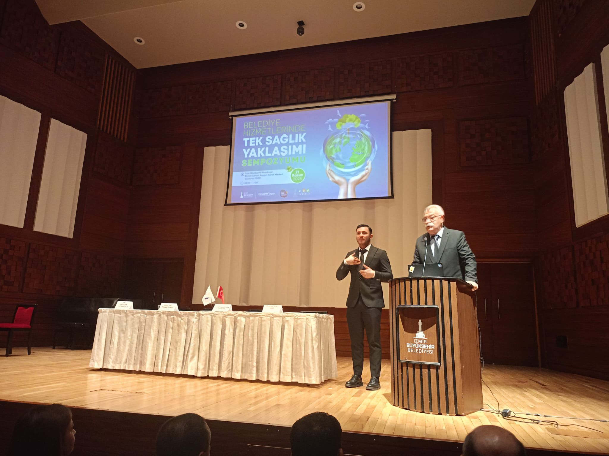 "Belediye Hizmetlerinde Tek Sağlık Yaklaşımı Sempozyumu" açılış konuşmasını yapan İzmir