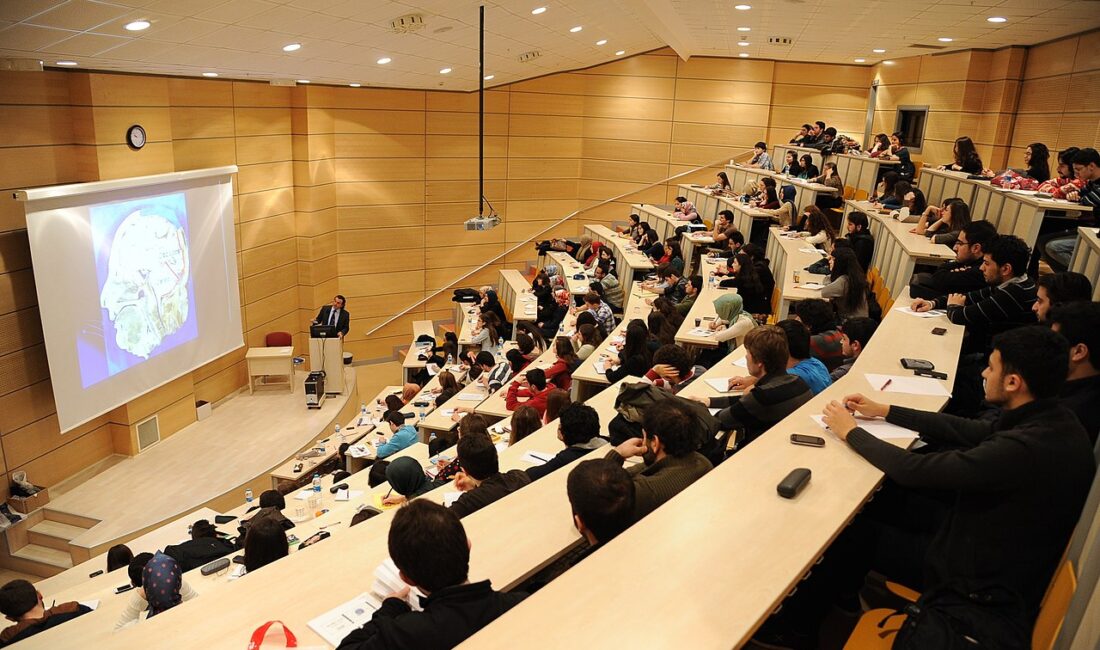 YÖK, başarı kriterlerini sağlayan öğrencilerin üniversiteyi üç yılda tamamlayabilmesini sağlayacak