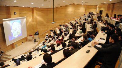 YÖK, başarı kriterlerini sağlayan öğrencilerin üniversiteyi üç yılda tamamlayabilmesini sağlayacak