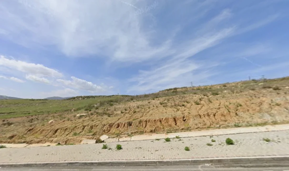 Bakırlıoğlu’nun iddiasına göre, İzmir Karabağlar’daki dev arazi, bazı şirketlere “ballı