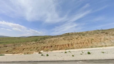 Bakırlıoğlu’nun iddiasına göre, İzmir Karabağlar’daki dev arazi, bazı şirketlere “ballı