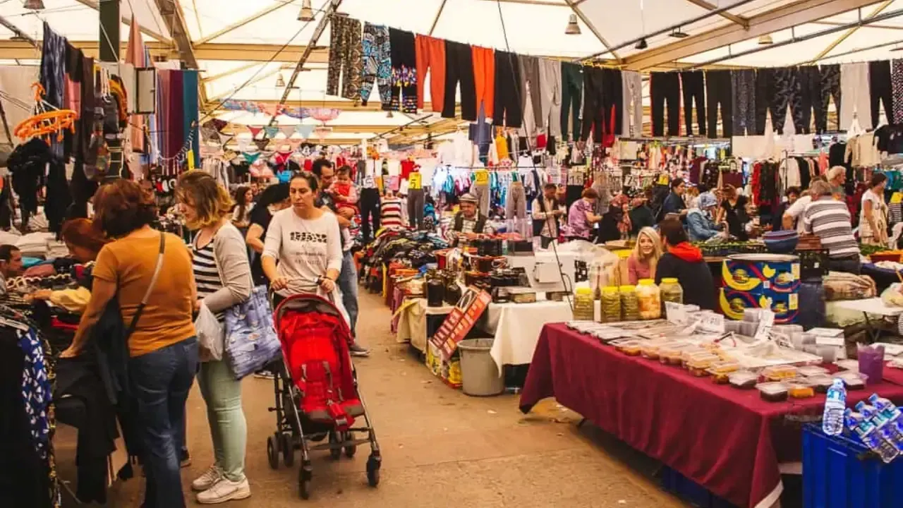 İzmir’in en büyük semt pazarlarından biri olan Bostanlı Pazarı, yaşanan