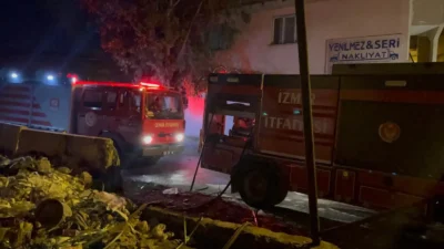 Buca’da boş alandaki atık yığınlarında çıkan yangın, park halindeki kamyonete